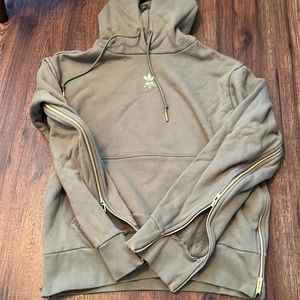 🛍️Women’s size Medium Adidas Hooded sweatshirt